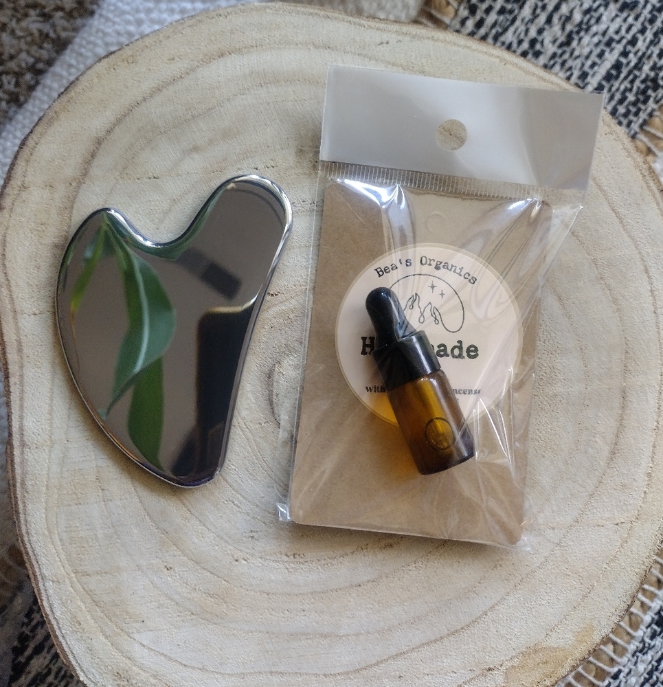 Glowing Skin Gua Sha tool and sample of face serum - Picture 2 of 4